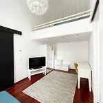 Deluxe Cosmopolitan With Free Parking 아파트 *