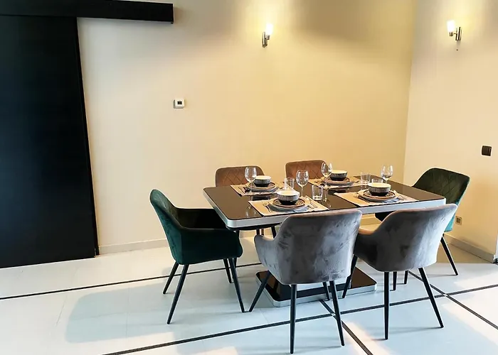 Deluxe Cosmopolitan With Free Parking Apartment *