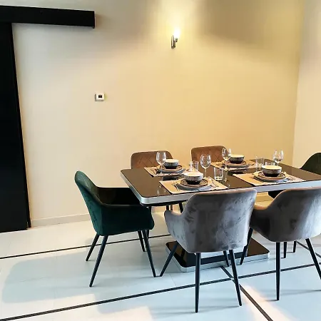 Deluxe Cosmopolitan With Free Parking Apartment *