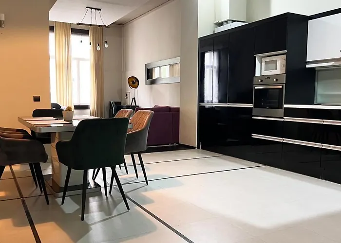Deluxe Cosmopolitan With Free Parking Apartament